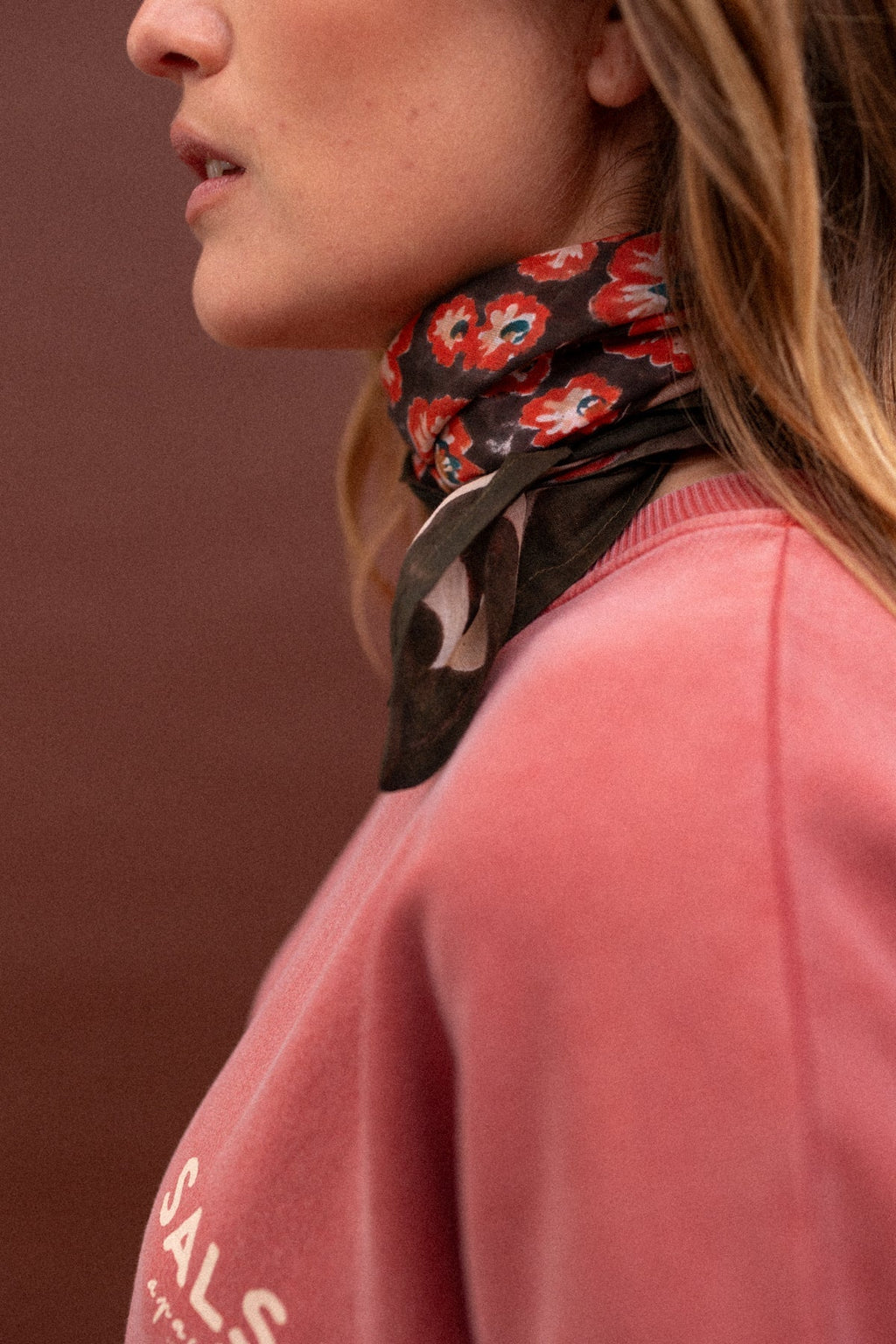 Foulard fleuri en voile de coton Falala – Carmen Chili – Apaches Collections – vue 2