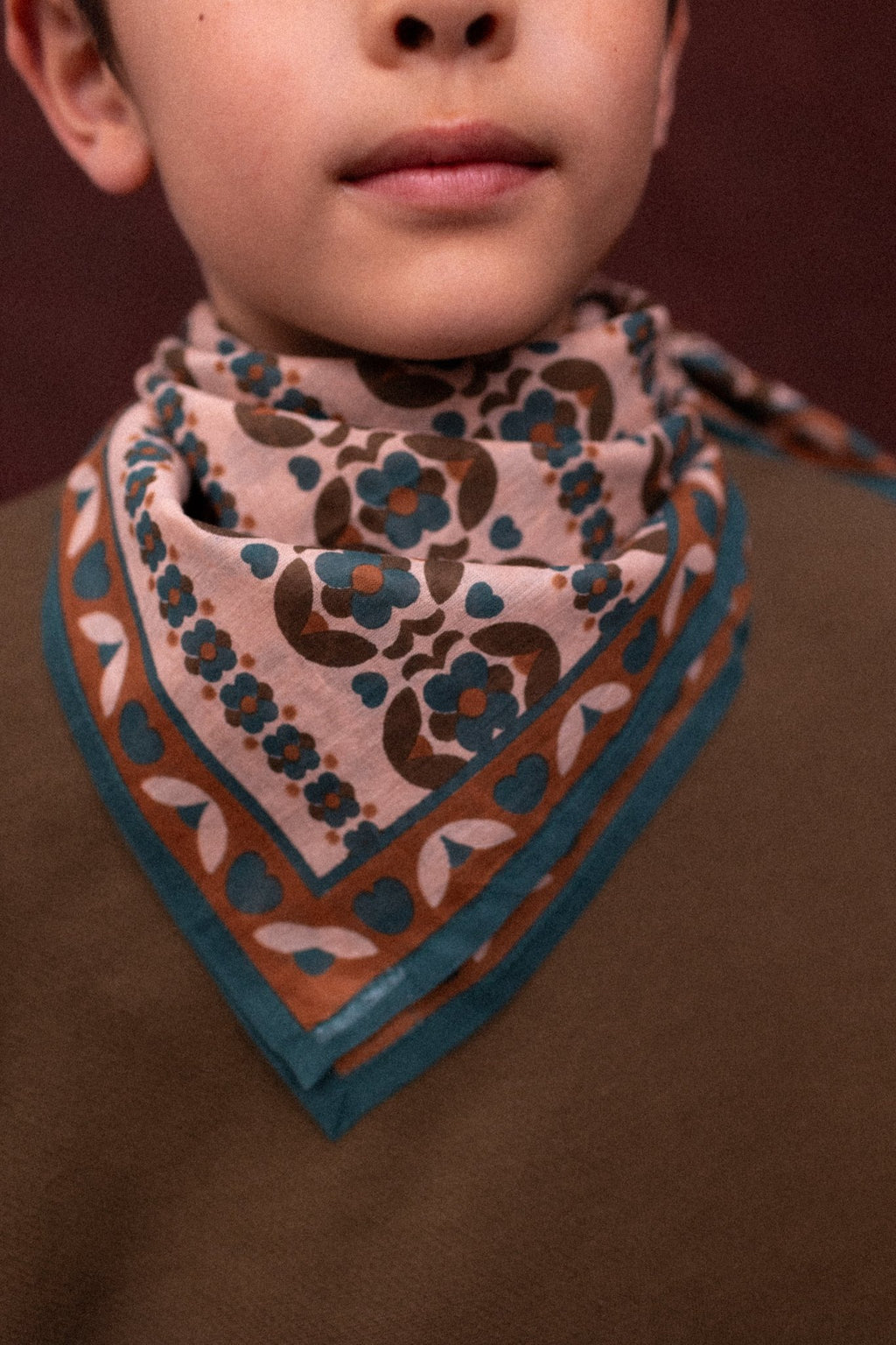 Foulard fleuri en voile de coton Falala – Fado Macadamia – Apaches Collections – vue 3