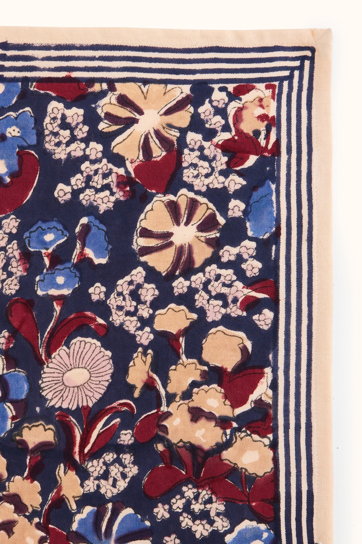 Grand foulard fleuri en coton Latika – September Indigo – Apaches Collections – vue 4