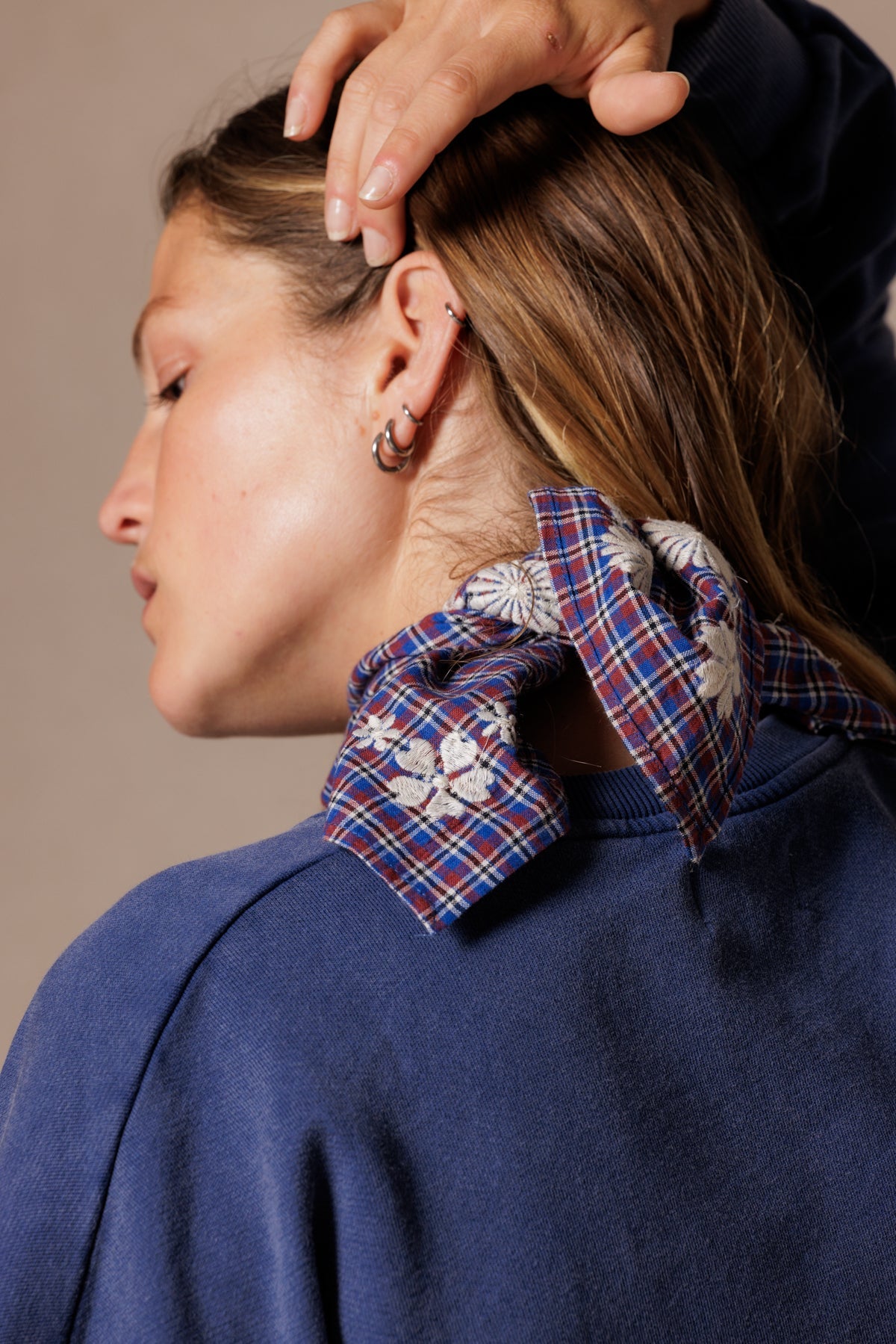 Petit foulard en coton brodé Fayara – Khadi Saphir – Apaches Collections – vue 2