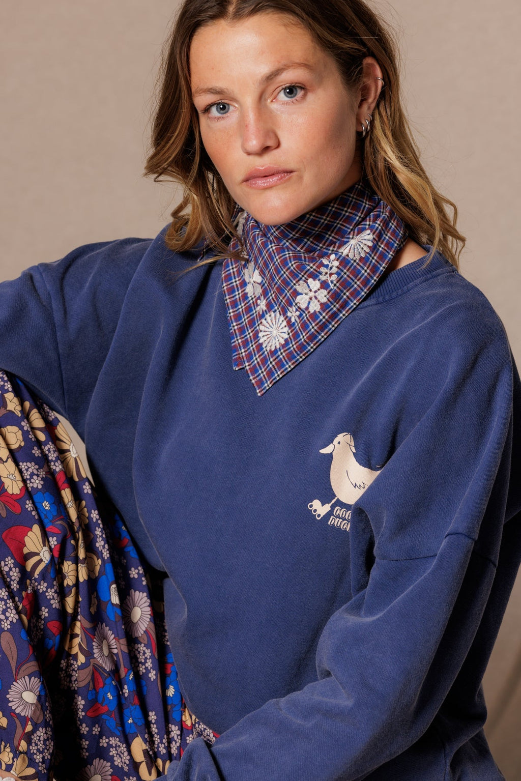 Petit foulard en coton brodé Fayara – Khadi Saphir – Apaches Collections – vue 3
