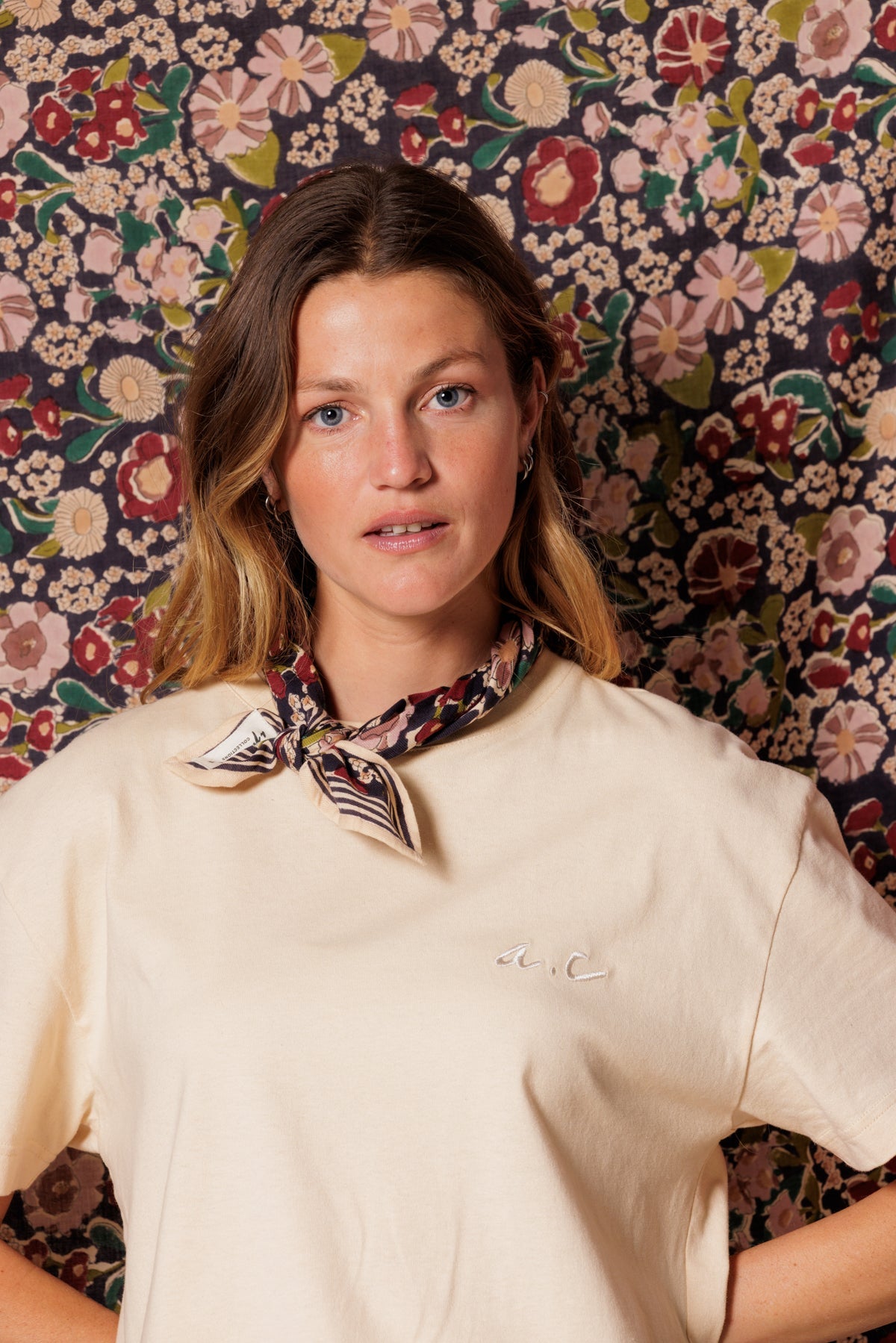 Petit foulard fleuri en coton Manika – September Taffeta – Apaches Collections – vue 2