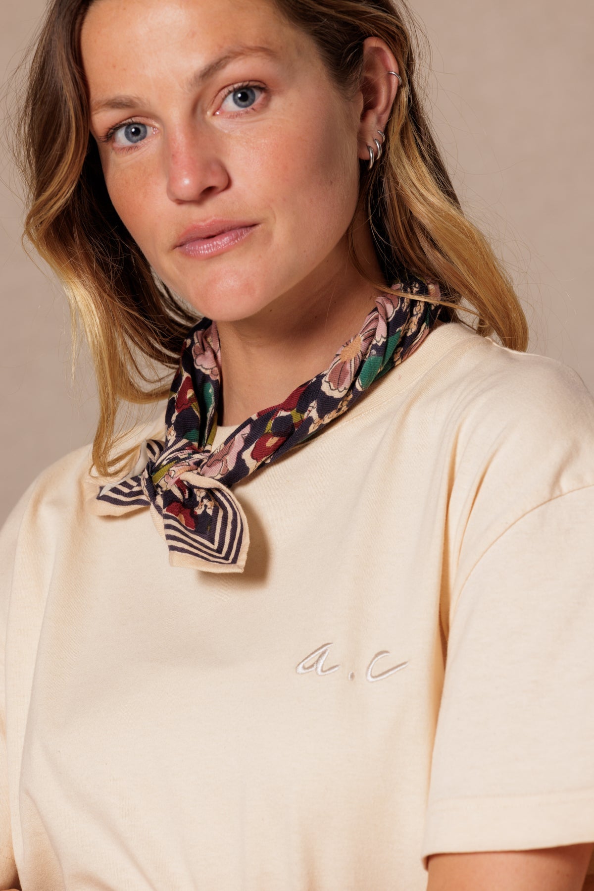 Petit foulard fleuri en coton Manika – September Taffeta – Apaches Collections – vue 3