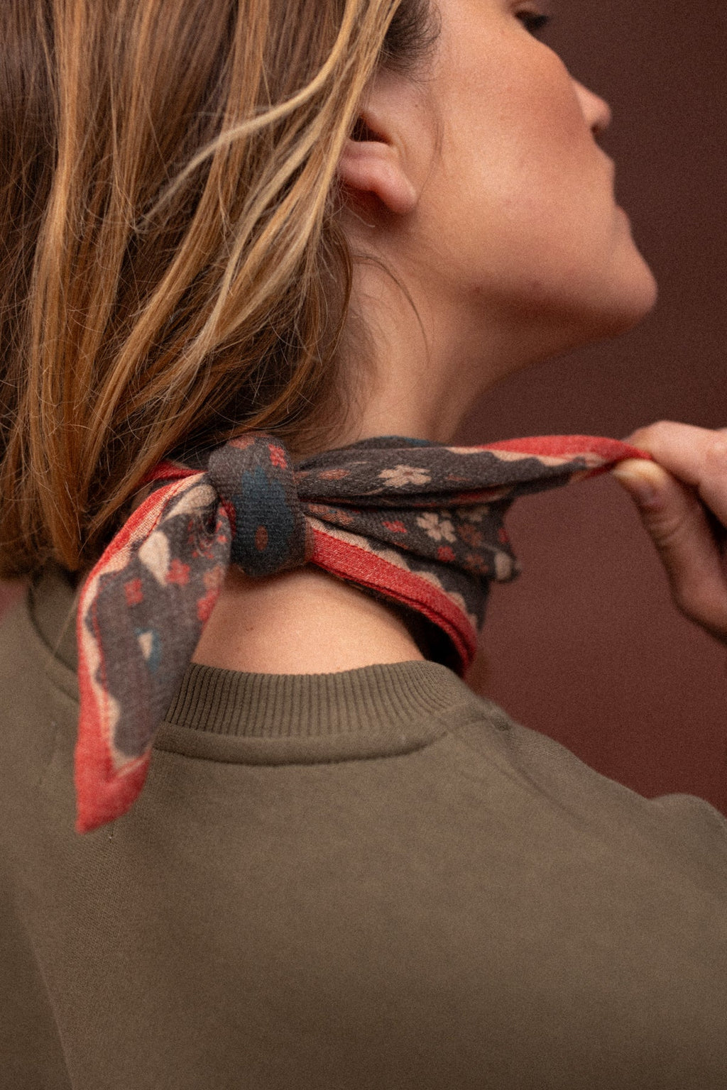Petit foulard fleuri en laine Farzana – Bolero Fougère – Apaches Collections – vue 3