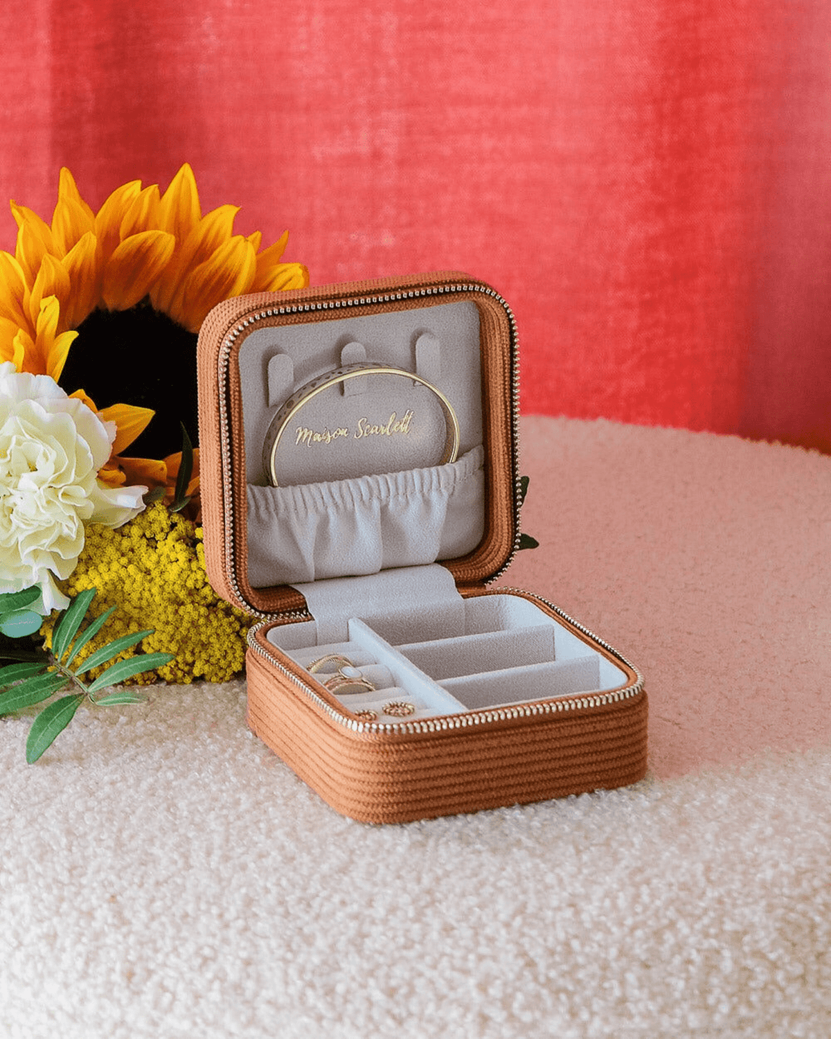 Boîte à bijoux en velours côtelé camel – Corinne par Maison Scarlett