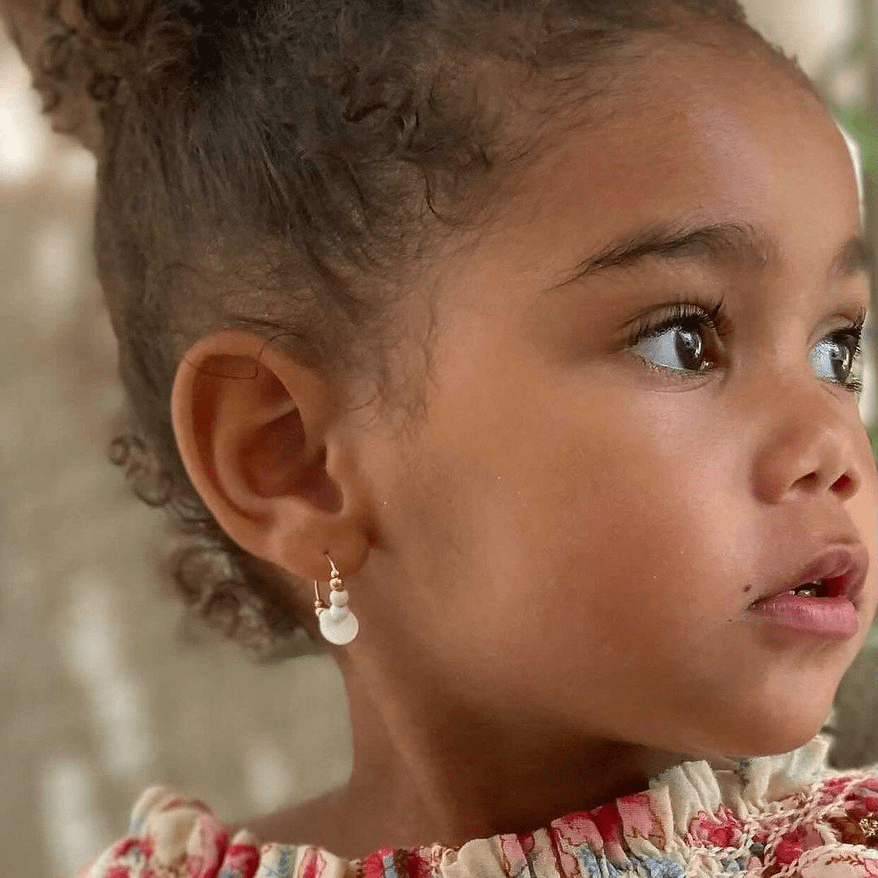 Boucles d'oreilles enfant nacre naturelle sequin les chanceuses en inox
