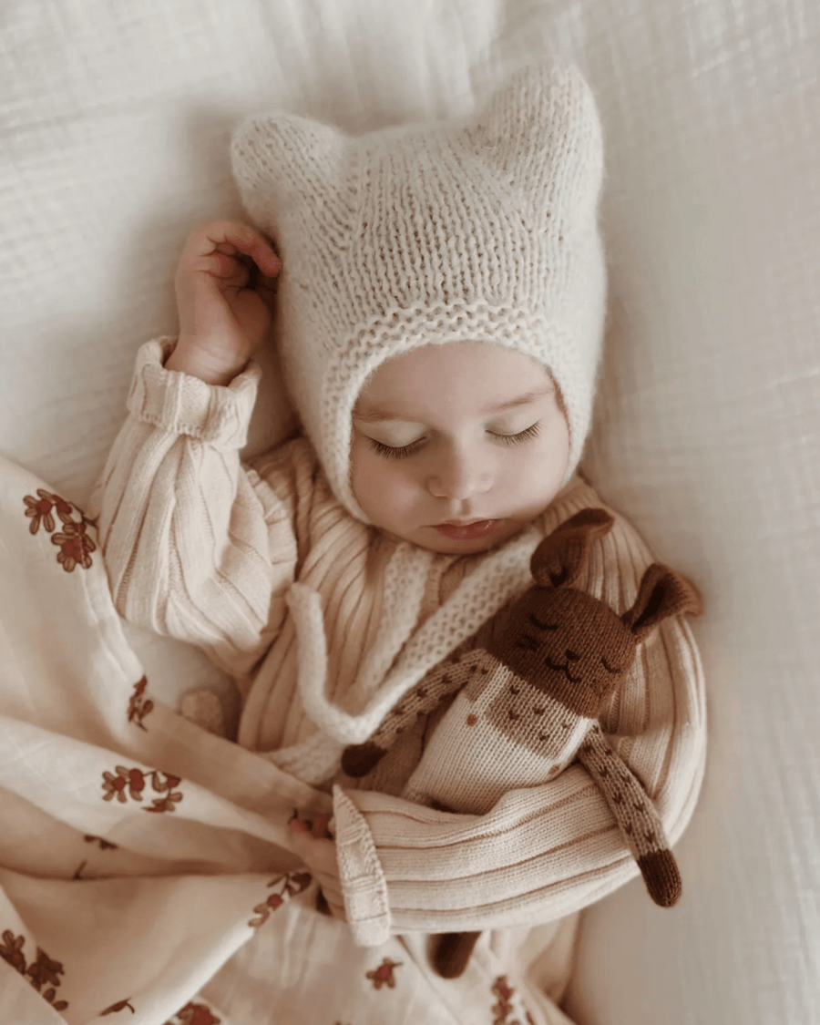 Doudou en laine fait main lapin salopette écrue