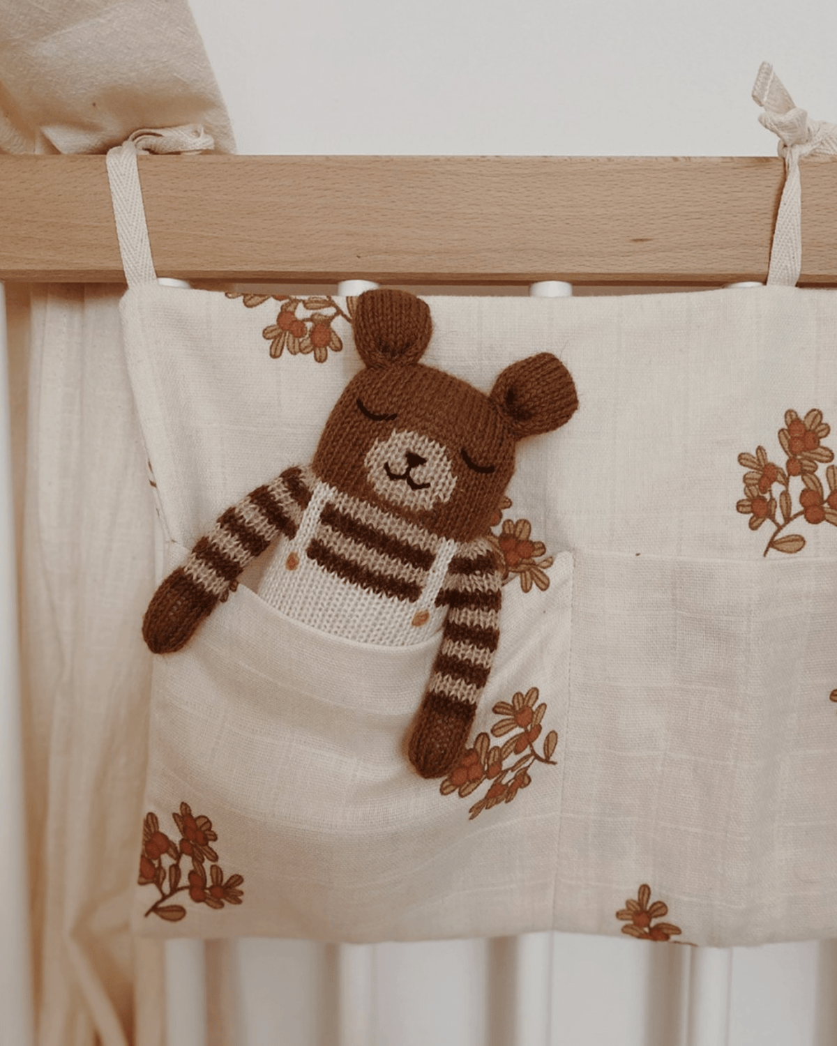 Doudou en laine fait main ourson salopette écrue - main sauvage