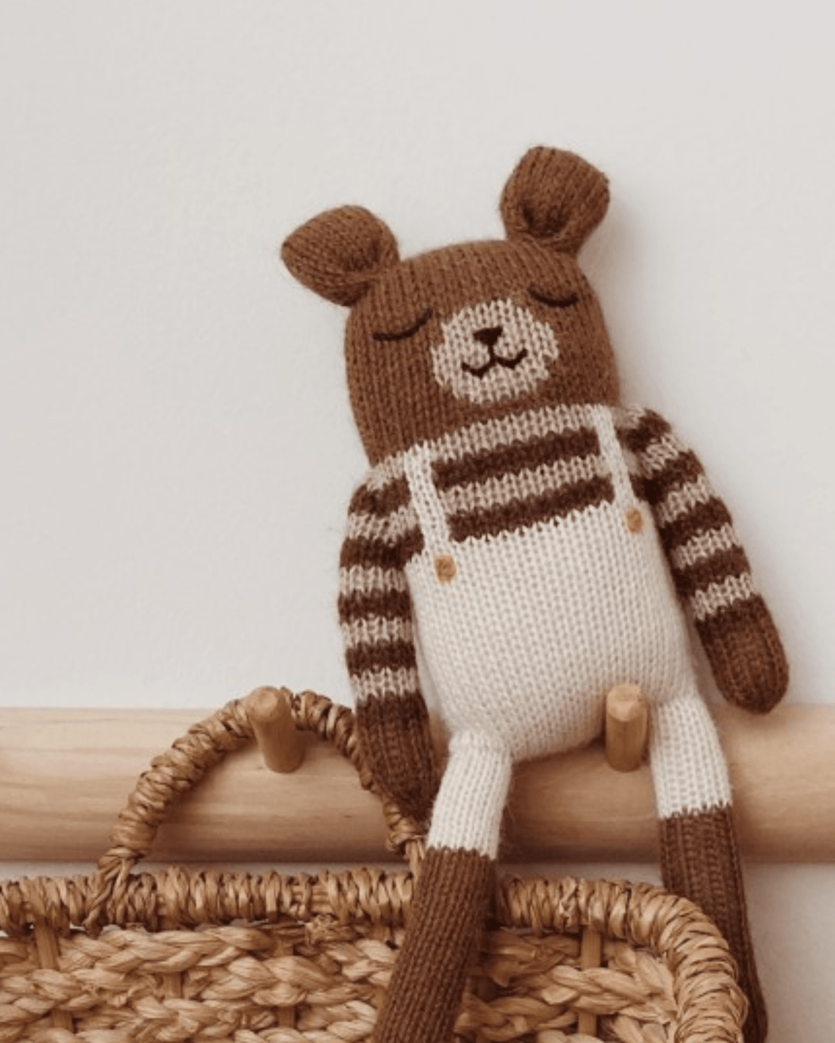 Doudou en laine fait main ourson salopette écrue - main sauvage