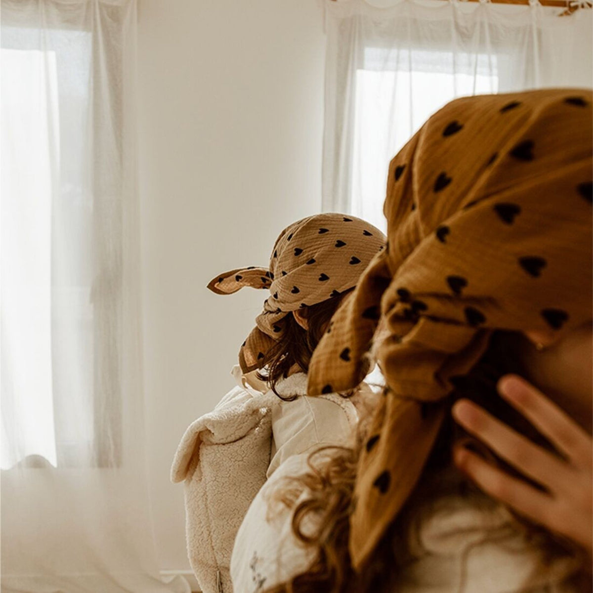 Foulard enfant en gaze de coton avec motifs cœurs – couleur camel | atelier wagram