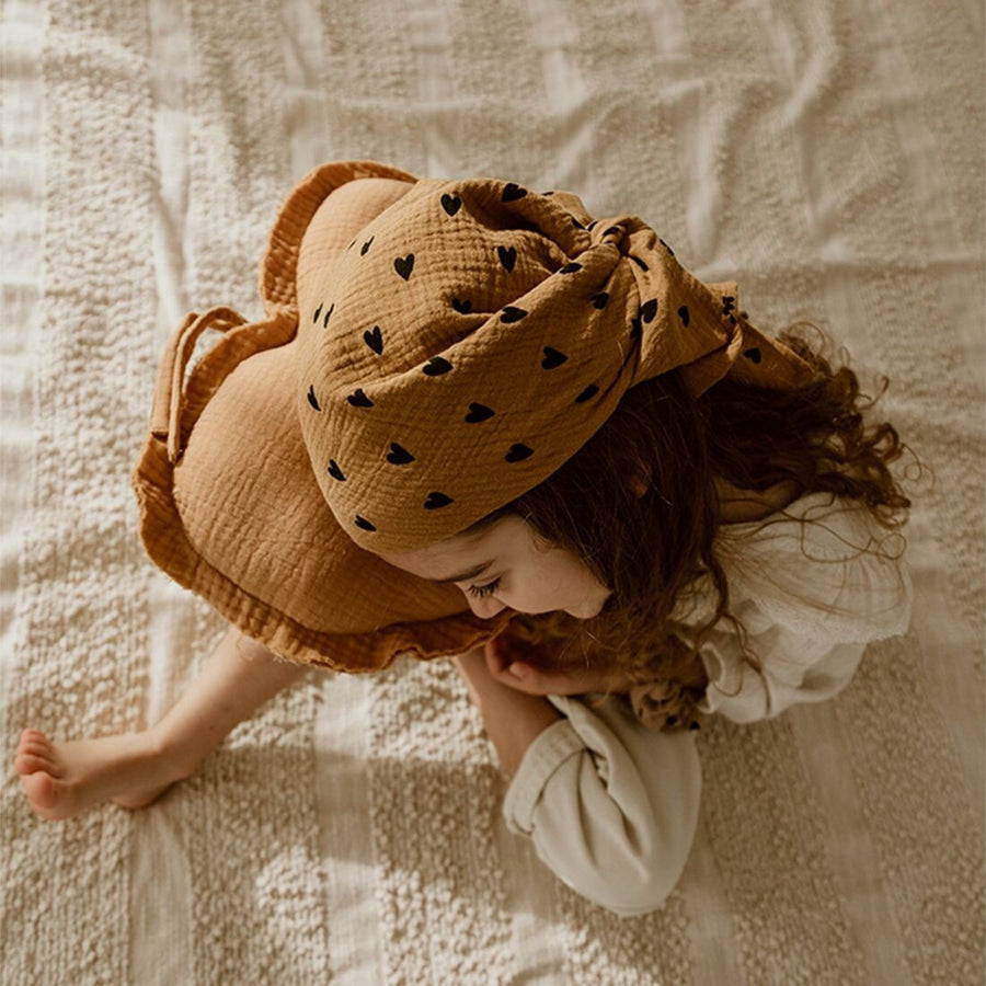 Foulard enfant en gaze de coton avec motifs cœurs - couleur camel