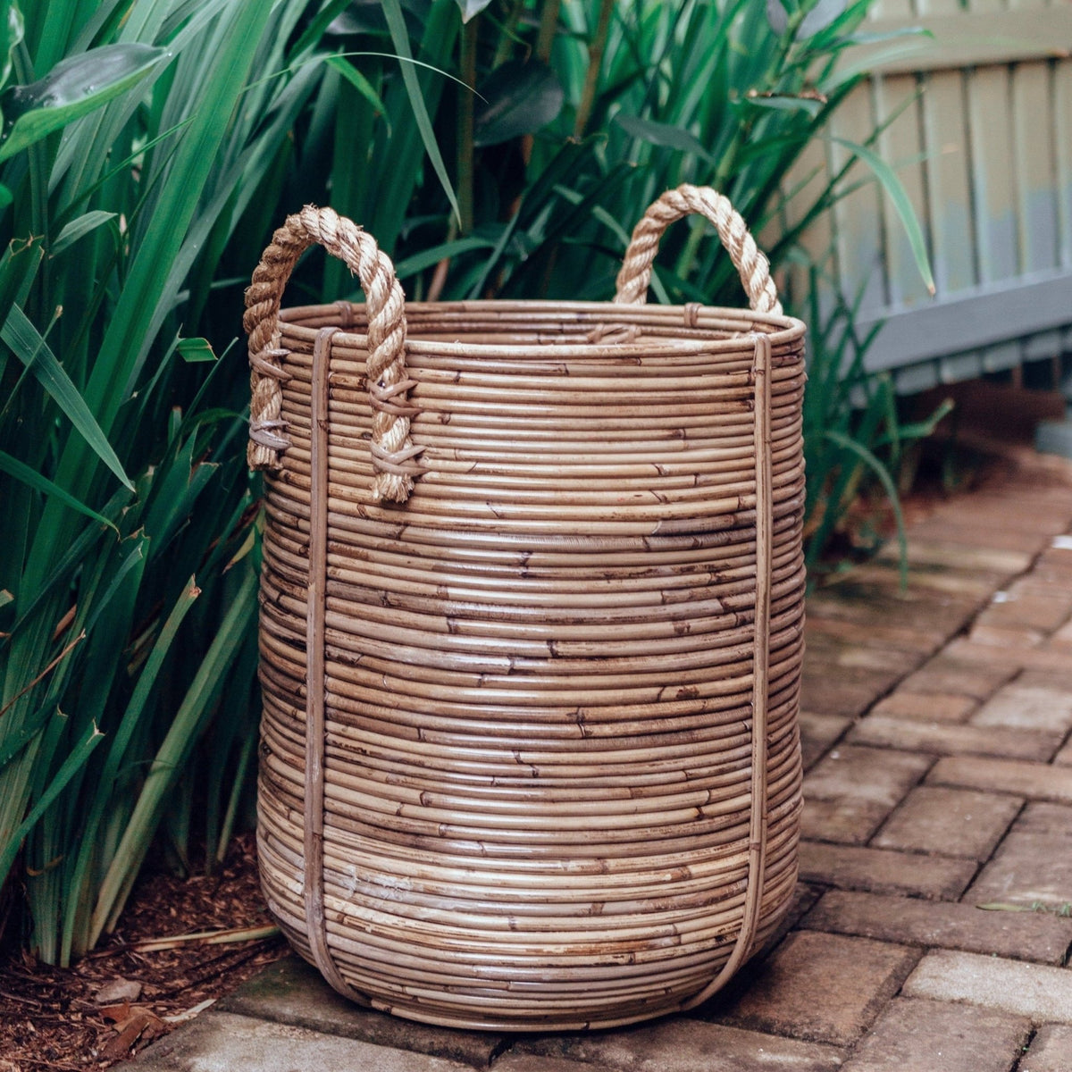 Grand panier à linge rond fait main en rotin naturel - soeji