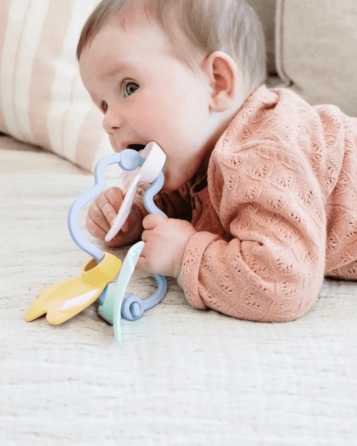 Hochet d'éveil pour bébé - le jouet simple.