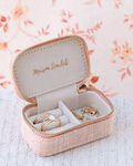 Mini boîte à bijoux de voyage en lin rose – Marie par Maison Scarlett