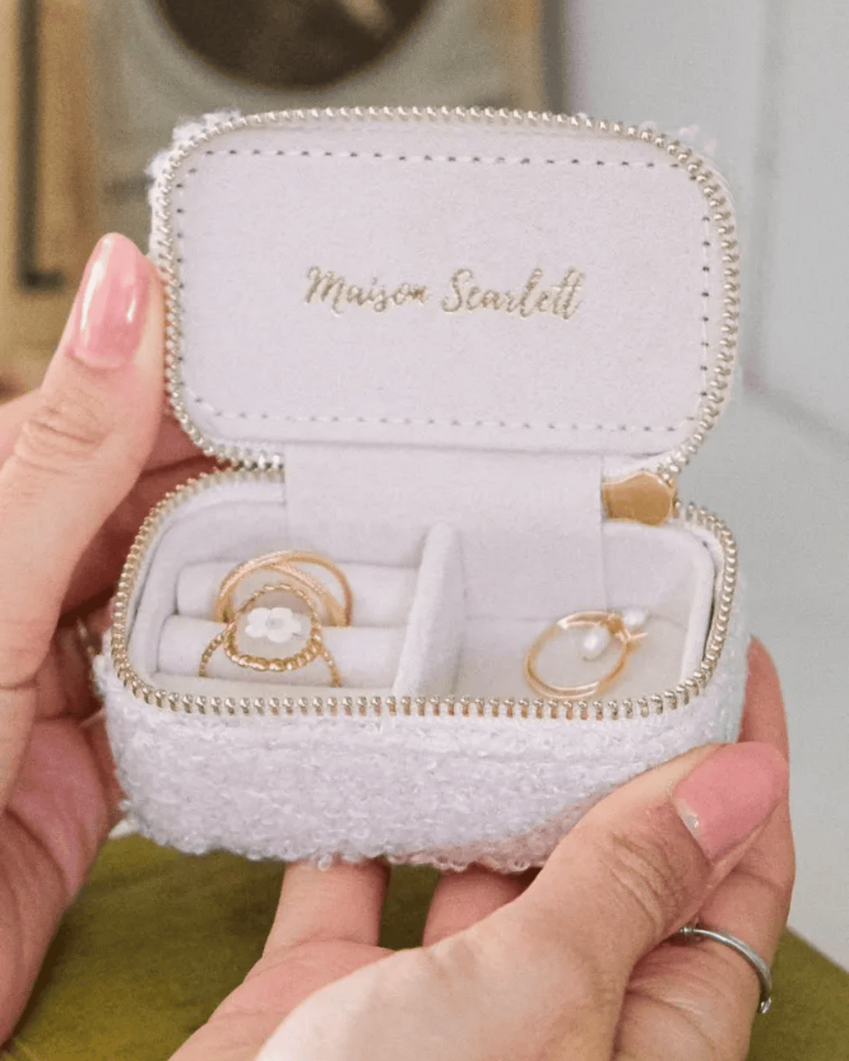 Mini boîte à bijoux de voyage en moumoute blanche - Marie par Maison Scarlett