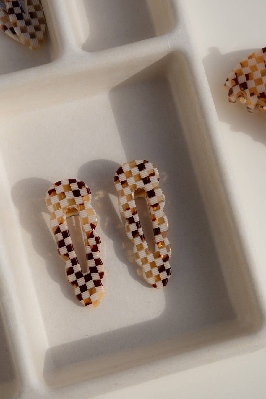 Paire de grandes barrettes Signature damier