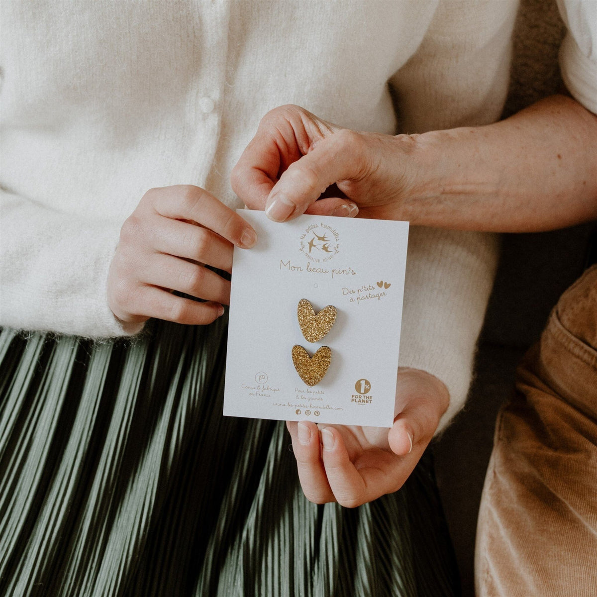 Pin's enfant cœurs à partager doré – les petites hirondelles