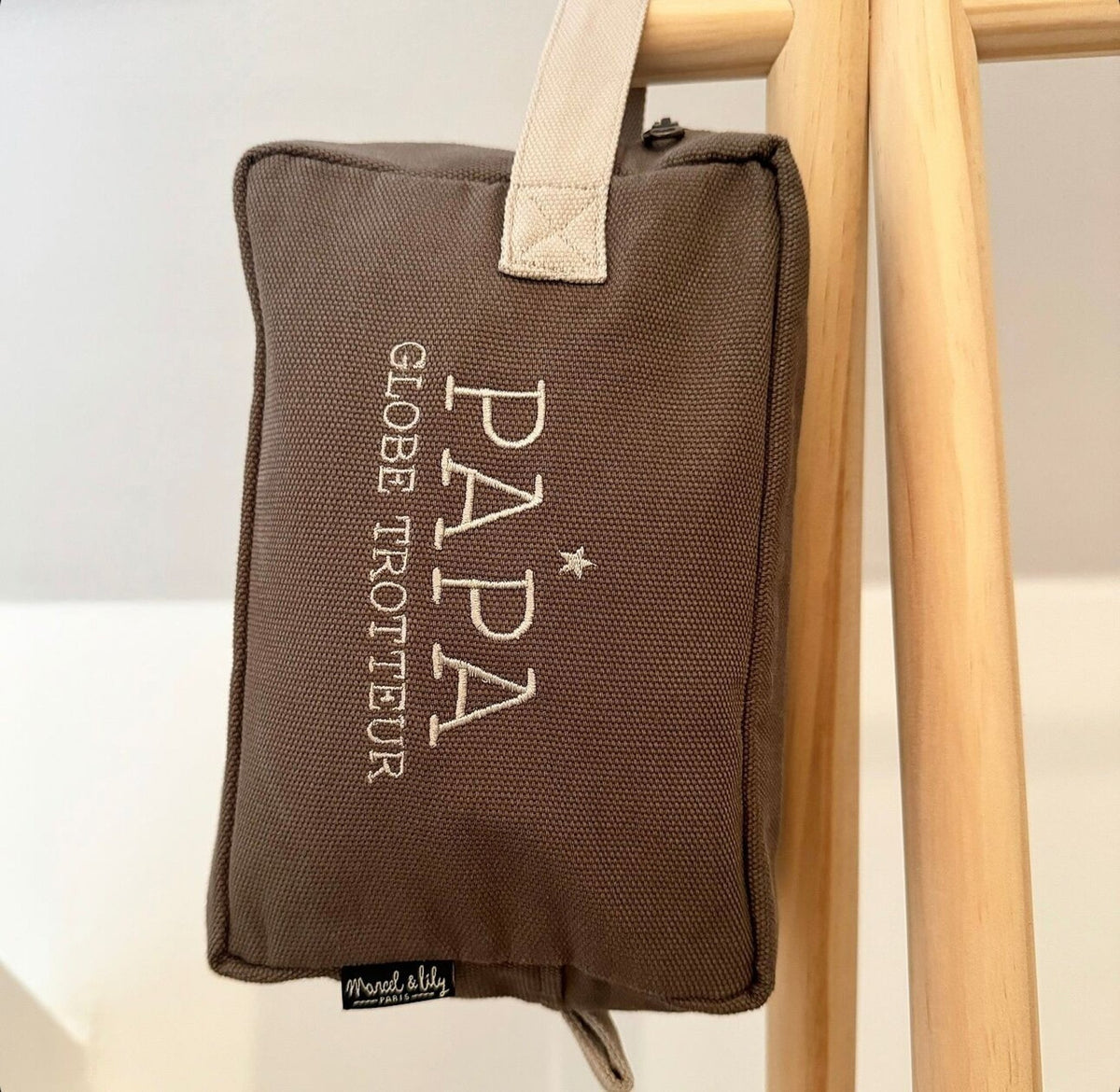 Trousse de toilette homme brodée papa globe trotteur - marcel et lily