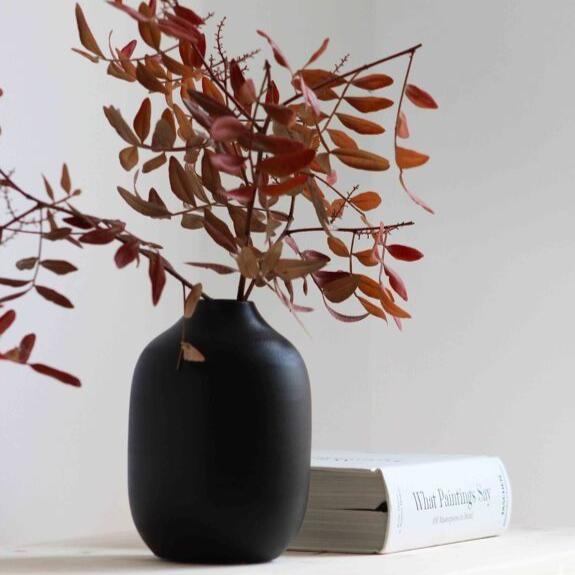 Vase artisanal en céramique noir mat